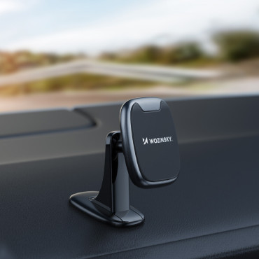Porte-téléphone magnétique sur le tableau de bord dans une voiture noire