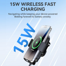 Poignée de téléphone avec une chargeuse d'induction de 15W sur un tableau de bord de voiture noir