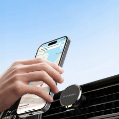 Magnetisk telefonholder på en sort billuft