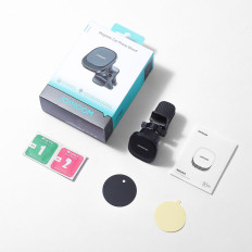 Magnetische autotelefoon handvat op een zwart geruit