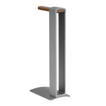 Stå för hörlurar som står på ett skrivbord med aluminium och trä silver