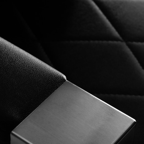 BARBERSKÉ KRESLO HAIR SYSTEM BM88066 ČIERNE — detail opierky ruky
