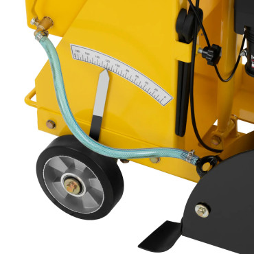 A serra cortadora para concreto de combustão com uma sombra qua. 450 mm 13 km