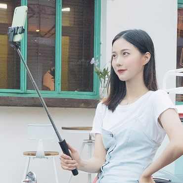 Selfie Stick Telecopic s diaľkovým ovládaním statívu na telefóne 0.7m - čierna