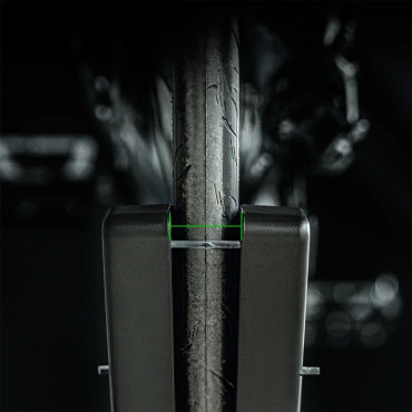 Dviračių stovas po padangų ratu, kurio plotis yra reguliuojamas 3 - 8 cm - juoda