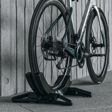 Bicykel Stojan pod kolesom pneumatiky so šírkou nastaviteľnou 3 - 8 cm - čierna