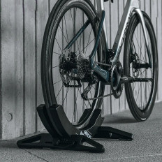 Bicykel Stojan pod kolesom pneumatiky so šírkou nastaviteľnou 3 - 8 cm - čierna