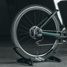 Bicykel Stojan pod kolesom pneumatiky so šírkou nastaviteľnou 3 - 8 cm - čierna
