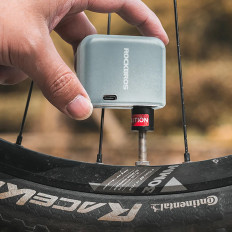 Mini elektrisk sykkelpumpe Schrader Presta 6.9bar 100psi - svart