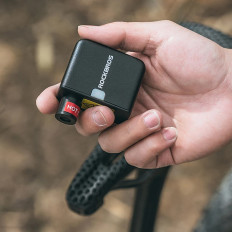 Mini elektromos kerékpár szivattyú Schrader Presta 6.9bar 100psi - fekete