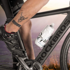 Manico in alluminio per biciclette su una bottiglia di bottiglia bottiglia - bianco