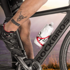 Fiets aluminium handvat op een fles waterfles - rood