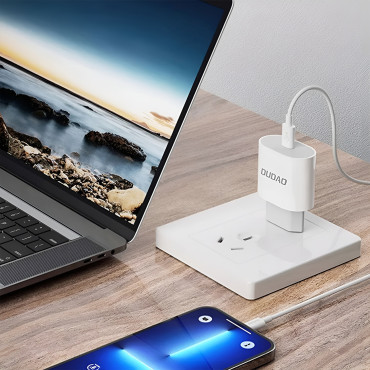 En liten A14EUC PD 20W USB-C + Nätverksladdare + USB-C-kabel - Vit