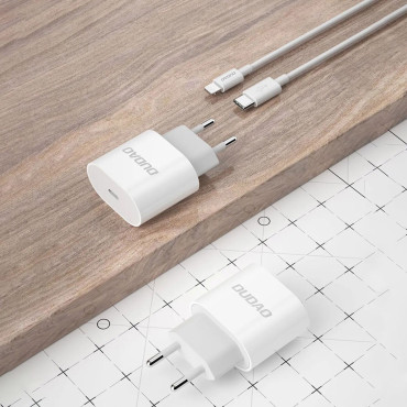 Um pequeno carregador de rede A14EUC PD 20W USB-C + Cabo USB-C - Branco