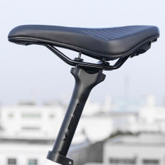 MTB putu velosipēdu seglu ar anatomisku caurumu - melns