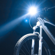 Front Fietslamp met witte zaklamp 600LM IPX6 USB-C - zwart