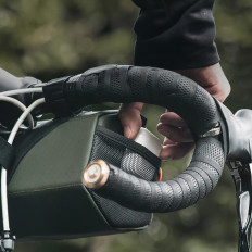 Fahrradbeutel an dem Rad 22L - grün befestigt