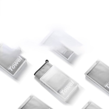 Handdoek gemaakt van microfiber voor het drogen van een microfiber 40x80cm grijs