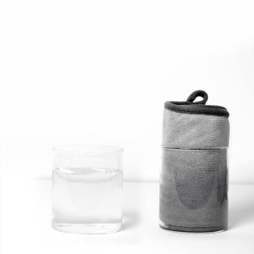 Handdoek gemaakt van microfiber voor het drogen van een microfiber 40x80cm grijs