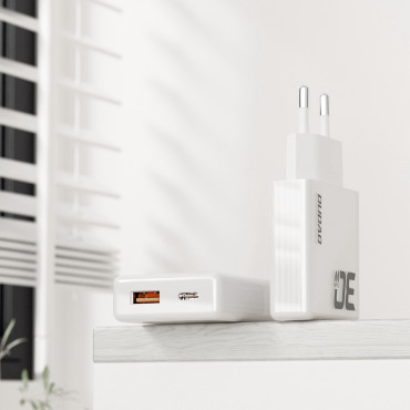 En 30W USB-A nettverkslader - USB-C med en USB-C-kabel - hvit