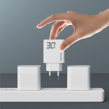 En 30W USB-A nettverkslader - USB-C med en USB-C-kabel - hvit