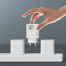 En 30W USB-A nettverkslader - USB-C med en USB-C-kabel - hvit
