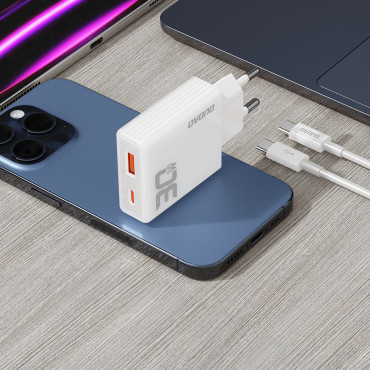 En 30W USB-A nettverkslader - USB-C med en USB-C-kabel - hvit