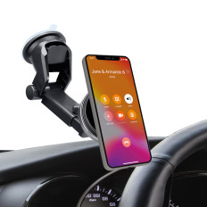 Hantera på en teleskopisk smartphone med en magsafe trådlös laddare på ett glas och ett bräda - svart