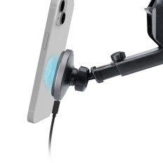 Hantera på en teleskopisk smartphone med en magsafe trådlös laddare på ett glas och ett bräda - svart