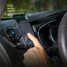 Suporte de carro em um smartphone com um carregador sem fio com um ar quadriculado - preto