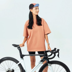 Colour cycling hat with helmet plate