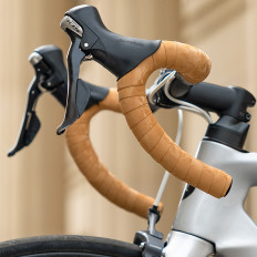 Volante de bicicleta com tubarão de padrão de espuma EVA - preto