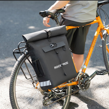 Painel de bicicleta com função de mochila impermeável com gancho de capacete 18L - preto