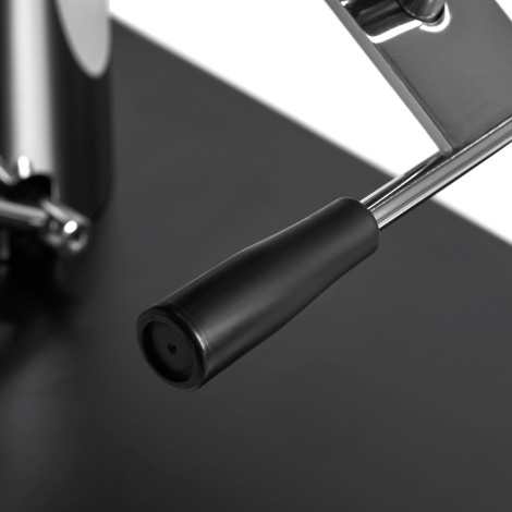 Hydraulischer Kosmetikstuhl Basic 210 schwarz — Detailaufnahme Griff