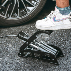 Foot pump with 11 bar outlet - black