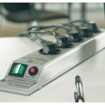 Striscia antiscivolo super solido 8 prese 2.5m 13.500A - Argento