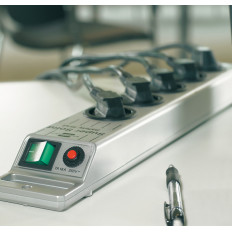 Striscia antiscivolo super solido 8 prese 2.5m 13.500A - Argento