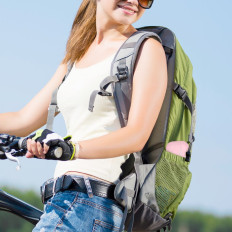 Casi protettivi in silicone sulle cuffie Apple AirPods 4 - Grigio