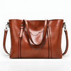 Sac à main pour femmes urbaines. Capaczych avec peau écologique sur l'épaule - marron