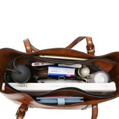 Bolsa de mulheres urbanas. Capaczych com pele eco no ombro - Brown