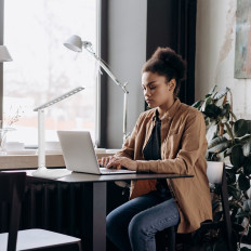 Lampka biurkowa szkolna z uchwytem na telefon regulowana - biało srebrna
