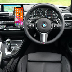 Titular del automóvil para el teléfono en la tabla de la ventana a cuadros