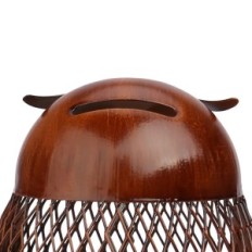 Kovová pokladnica v tvare sova s rozmermi 10,4x13,6 cm.