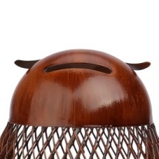 Metāla kase pūces formā ar izmēriem 10,4x13.6 cm.