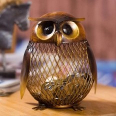 Fém owl- alakú páncélterem mérete 10,4x13,6 cm.