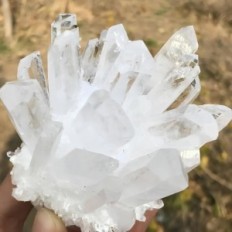 Beli mineralni kvarčni naravni veliki 100g dekorativni kamen za meditacijo, energetsko terapijo in minerale