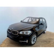 Modell BMW X5 på en skala 1:24 Svart Samløpelig miniatyr av luksus SUV