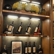 Soporte de vino en forma de un titular de botella decorativo blanco de tacón alto