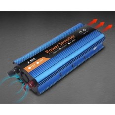 Auton invertteri, jonka kapasiteetti on 2600 W (12V-220V) jännitemuunninta autossa tai karma