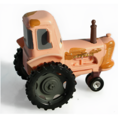 Jouet avec des voitures de conte de fées, tracteur avec fantastique figurine de voiture du film de la voiture